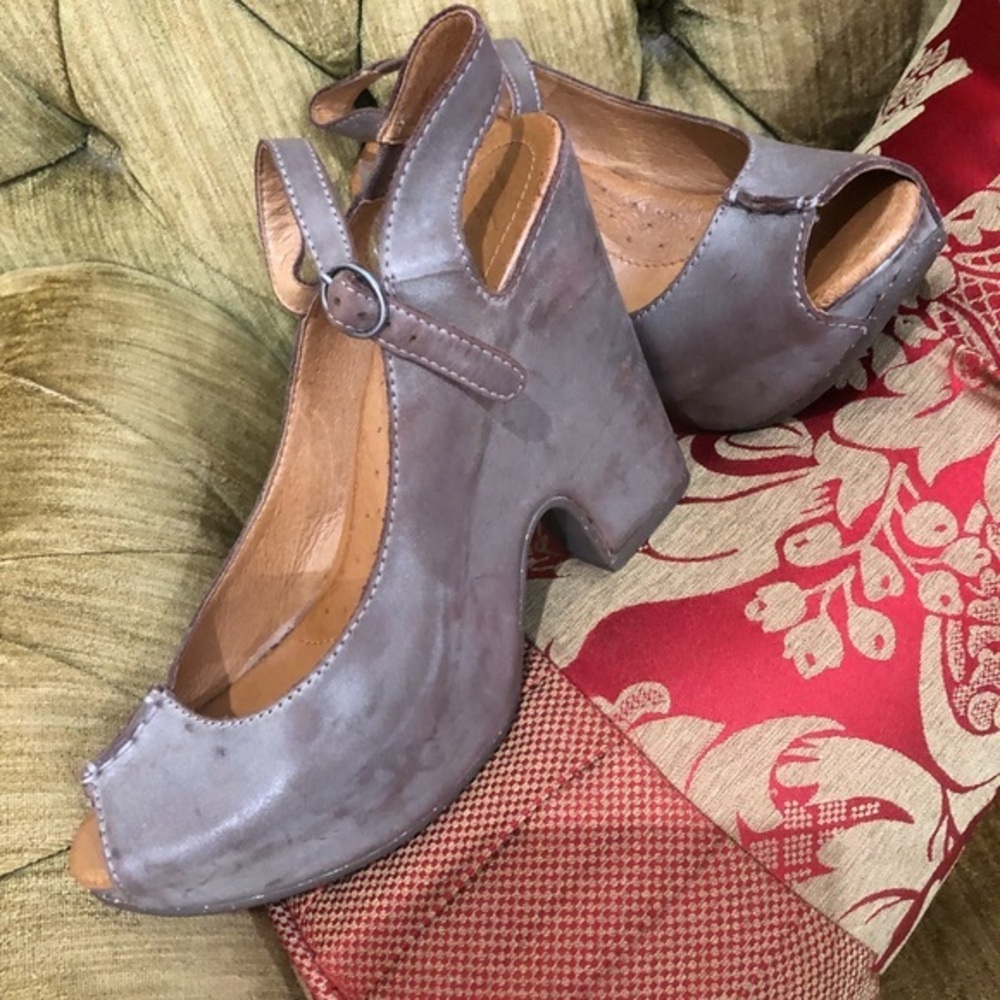 Naya Platform Sandals